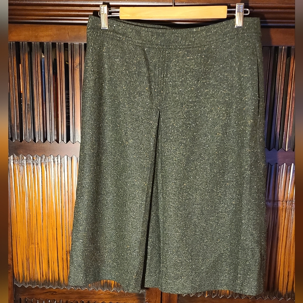 Theory Green knee length wool skirt with kick pleat sz 8